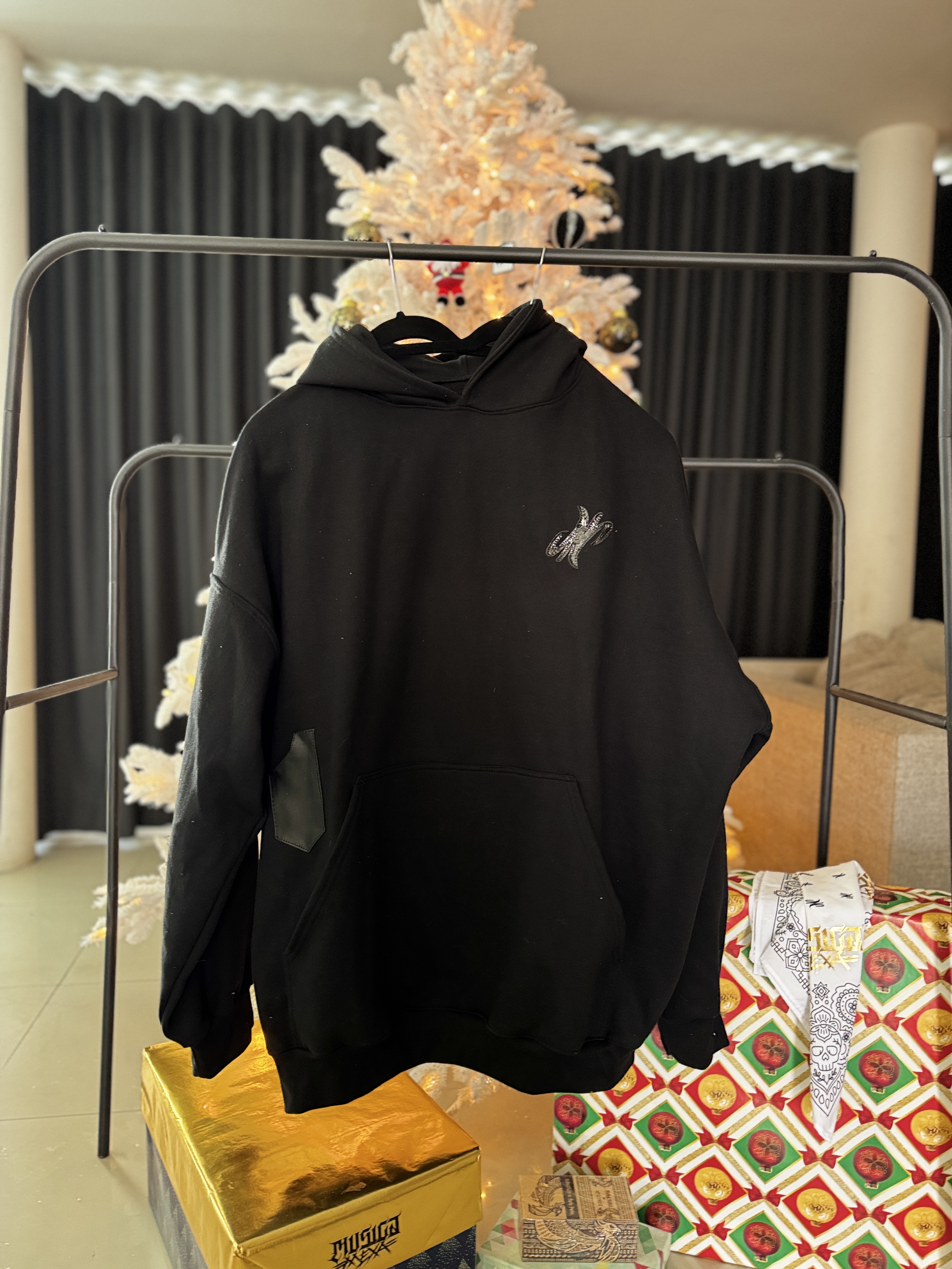 Hoodie navideña MÚSICA MEXA frente